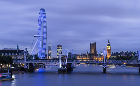 UK, London, Docklands, Blick auf Houses of Parliament, Big Ben und London Eye - DIS000193