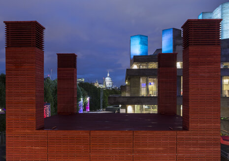 UK, London, view to St Pauls Cathedral at dusk - DIS000194