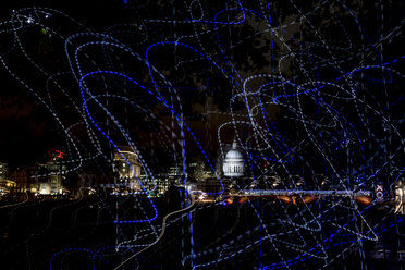 UK, London, Blick auf die beleuchtete St. Pauls Cathedral bei Nacht - DIS000195