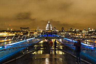 UK, London, Blick von der Millennium Bridge auf die beleuchtete St. Pauls Cathedral - DISF000176