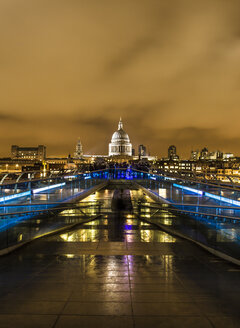 UK, London, Blick von der Millennium Bridge auf die beleuchtete St. Pauls Cathedral - DISF000177
