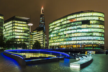 UK, London, Blick auf die beleuchtete The Scoop und The Shard - DIS000178