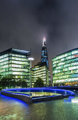 UK, London, Blick auf die beleuchtete The Scoop und The Shard - DIS000179