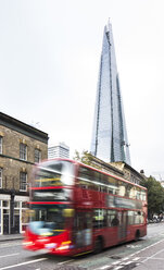 UK, London, Blick auf den Wolkenkratzer The Shard und Doppelstockbus davor - DIS000154