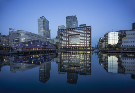 Großbritannien, London, Docklands, Gebäude im Finanzviertel in der Abenddämmerung - DISF000144