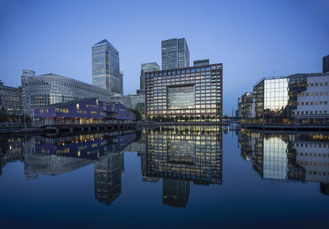 UK, London, Docklands, buildings at financal district at dusk - DISF000144