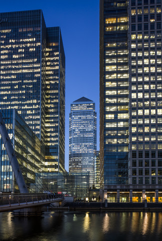 UK, London, Docklands, beleuchtetes One Canada Square Gebäude, lizenzfreies Stockfoto