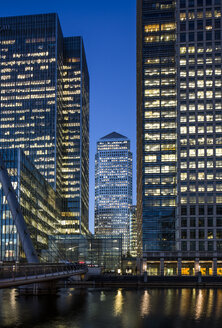 UK, London, Docklands, beleuchtetes One Canada Square Gebäude - DISF000143