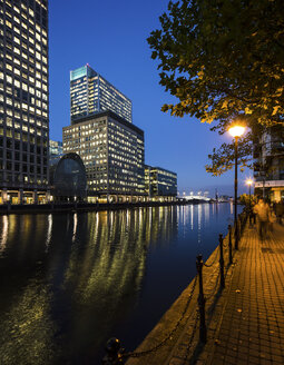 UK, London, Docklands, beleuchtete Gebäude im Finanzviertel - DISF000142