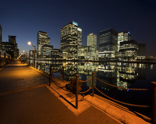 UK, London, Docklands, illuminated buildings at financial district - DISF000141