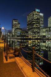 UK, London, Docklands, illuminated buildings at financial district - DISF000140