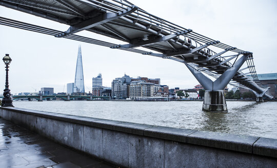 UK, London, Blick auf die Millenium Bridge und den Wolkenkratzer The Shard - DISF000211