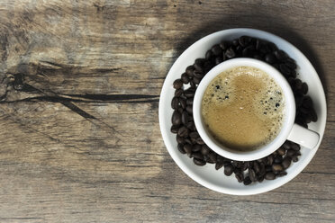 Erhöhte Ansicht einer Tasse Kaffee auf einem Holztisch - SARF000138