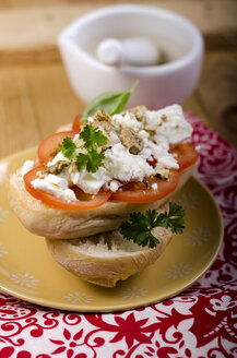 Baguette mit Tomaten, Schafskäse und Basilikum - ODF000697