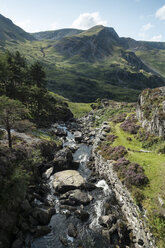 UK, Wales, Gebirgsbach im Snowdonia-Nationalpark - ELF000608