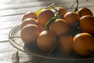 Tangerines in bowl on wooden table - SARF000142