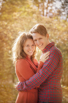 Happy young couple enjoying autumn - BGF000003