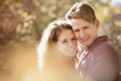 Porträt eines glücklichen jungen Paares, Nahaufnahme - BGF000035