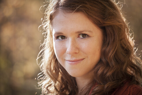 Portrait of happy young woman, close-up - BGF000005