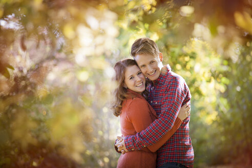 Glückliches junges Paar genießt den Herbst in einem Park - BGF000036