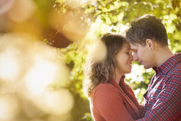 Glückliches junges Paar genießt den Herbst in einem Park - BGF000033