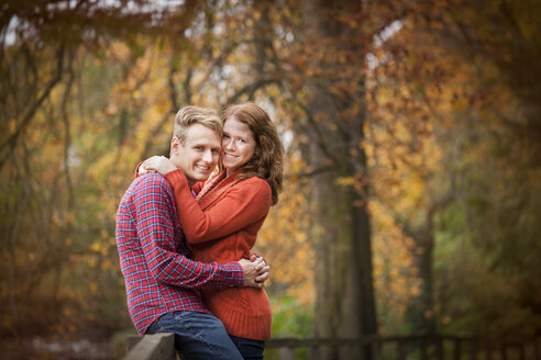 Happy young couple enjoying autumn in a park - BGF000011