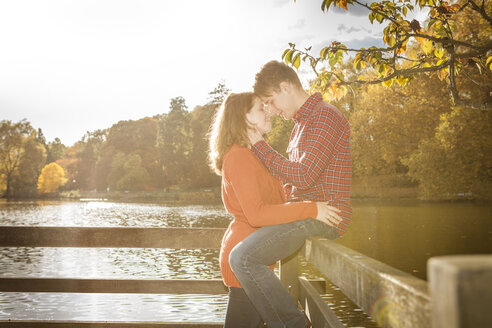 Happy young couple enjoying autumn at lake - BGF000032