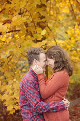 Happy young couple enjoying autumn - BGF000015