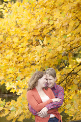 Glückliches junges Paar genießt den Herbst in einem Park - BGF000017