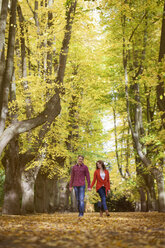 Glückliches junges Paar genießt den Herbst in einem Park - BGF000030