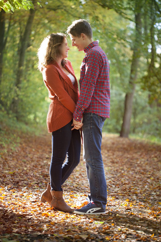 Glückliches junges Paar genießt den Herbst in einem Park, lizenzfreies Stockfoto