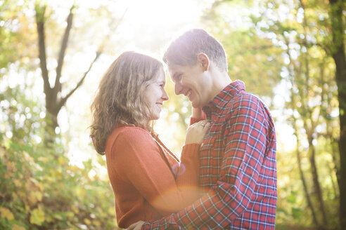 Happy young couple enjoying autumn in a park - BGF000020