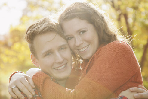 Porträt eines glücklichen jungen Paares, Nahaufnahme - BGF000022