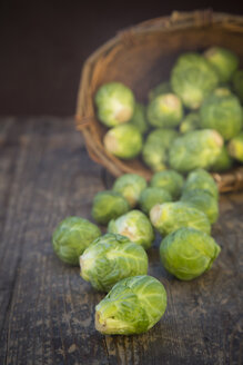 Rosenkohl (Brassica oleracea var. gemmifera) auf Holztisch - LVF000322