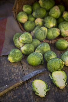 Rosenkohl (Brassica oleracea var. gemmifera) auf Holztisch - LVF000326