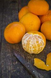 Clementinen (Citrus aurantium) und Messer auf Holztisch - LVF000327