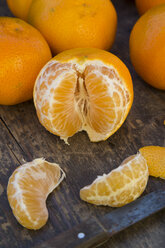 Clementinen (Citrus aurantium) und Messer auf Holztisch - LVF000328