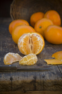 Clementinen (Citrus aurantium) und Messer auf Holztisch - LVF000329