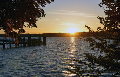 Deutschland, Bayern, Oberbayern, Starnberger See, Sonnenuntergang bei Ambach - LH000310