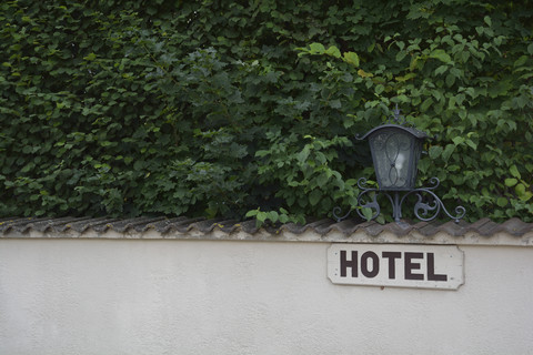 Hotelschild mit einer Lampe, lizenzfreies Stockfoto