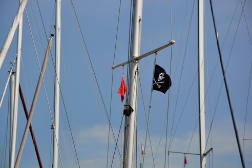 Deutschland, Baden-Württemberg, Constanze, Schiffsmasten mit Jolly Roger - AXF000548