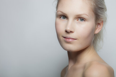 Portrait of smiling young woman, studio shot - BGF000048