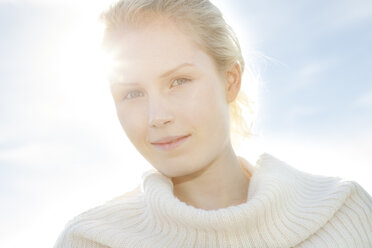 Portrait of smiling young woman, close-up - BGF000042