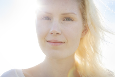 Porträt einer lächelnden jungen Frau, Nahaufnahme, lizenzfreies Stockfoto