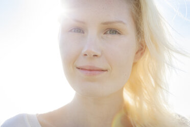 Portrait of smiling young woman, close-up - BGF000040