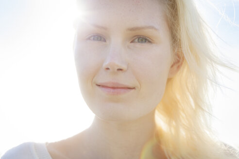 Portrait of smiling young woman, close-up - BGF000040