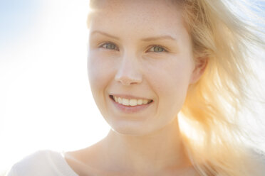 Portrait of smiling young woman, close-up - BGF000039