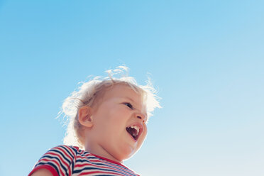 Little boy laughing in front of blue sky - MFF000676