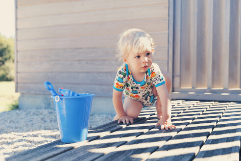 Little boy crouching on terrace - MFF000662