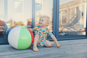 Kleiner Junge sitzt neben einem Strandball - MFF000679